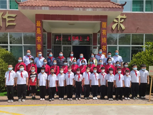 中土物業(yè)舉行愛心助學(xué)捐贈(zèng)揭牌儀式