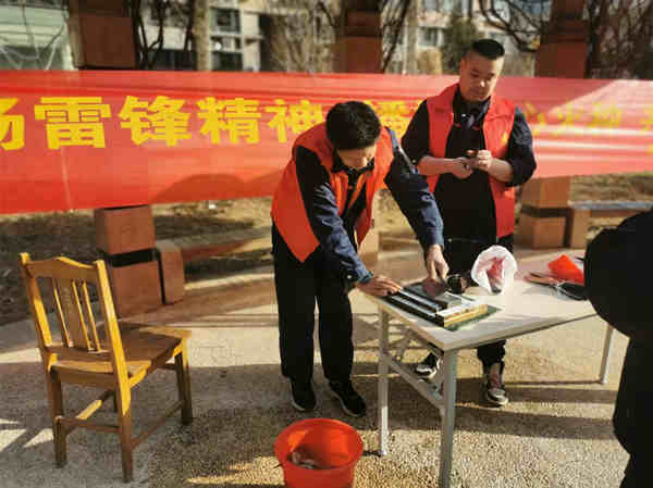 學(xué)雷鋒為業(yè)主免費(fèi)磨菜刀 學(xué)雷鋒為業(yè)主免費(fèi)磨菜刀