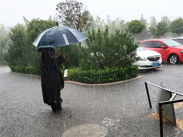 為防止出現(xiàn)事故，指揮過往車輛避讓下水口井蓋